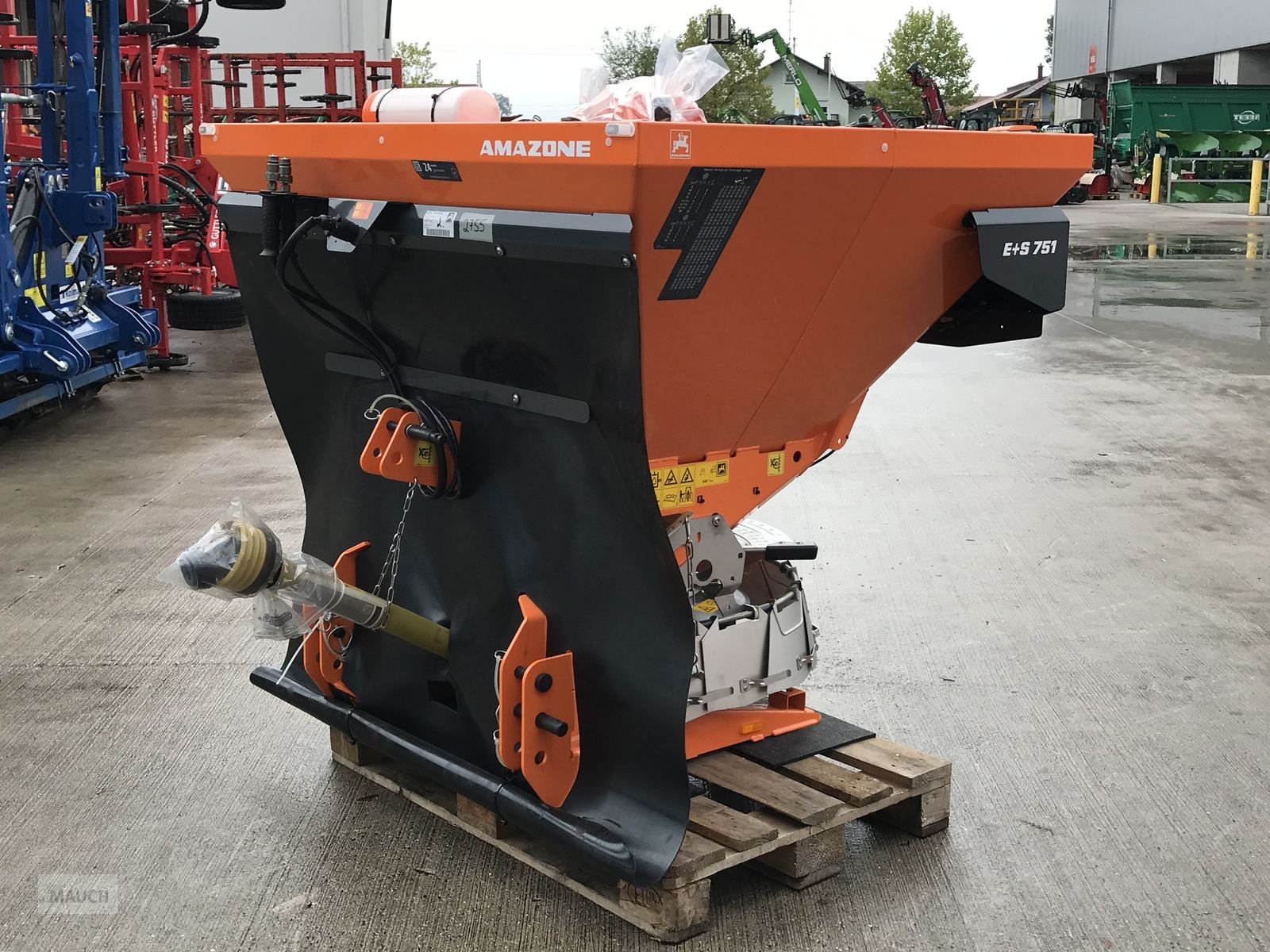 Sandstreuer & Salzstreuer of the type Amazone E + S 751, Neumaschine in Burgkirchen (Picture 5)