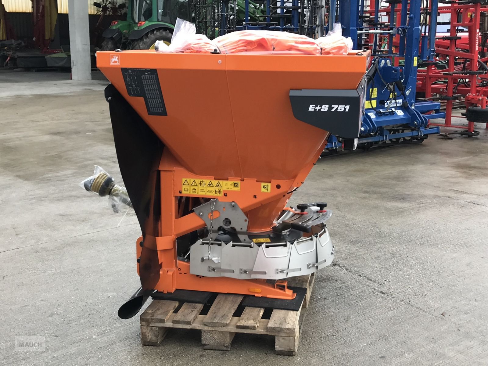 Sandstreuer & Salzstreuer of the type Amazone E + S 751, Neumaschine in Burgkirchen (Picture 7)