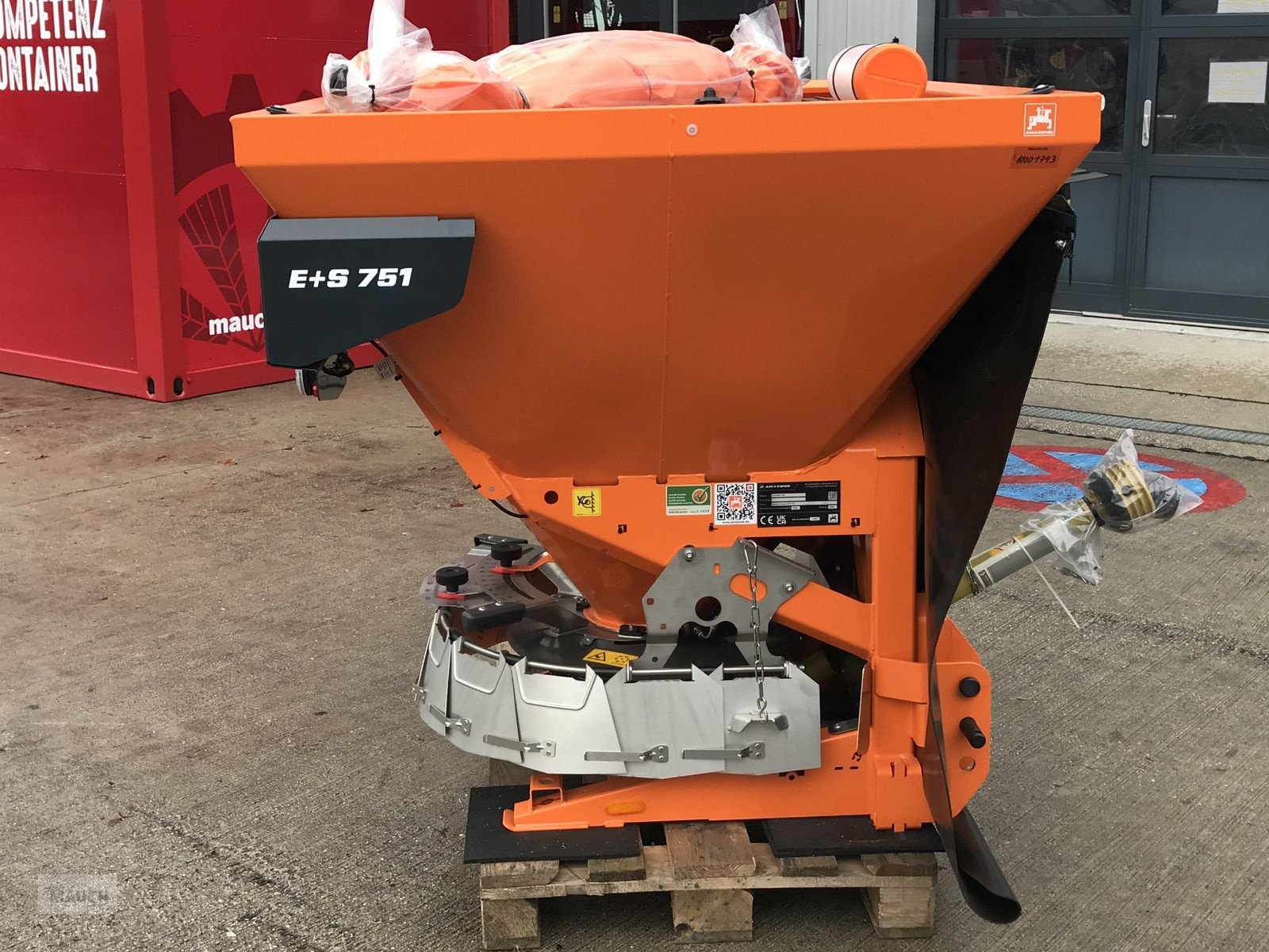 Sandstreuer & Salzstreuer of the type Amazone E + S 751, Neumaschine in Burgkirchen (Picture 2)