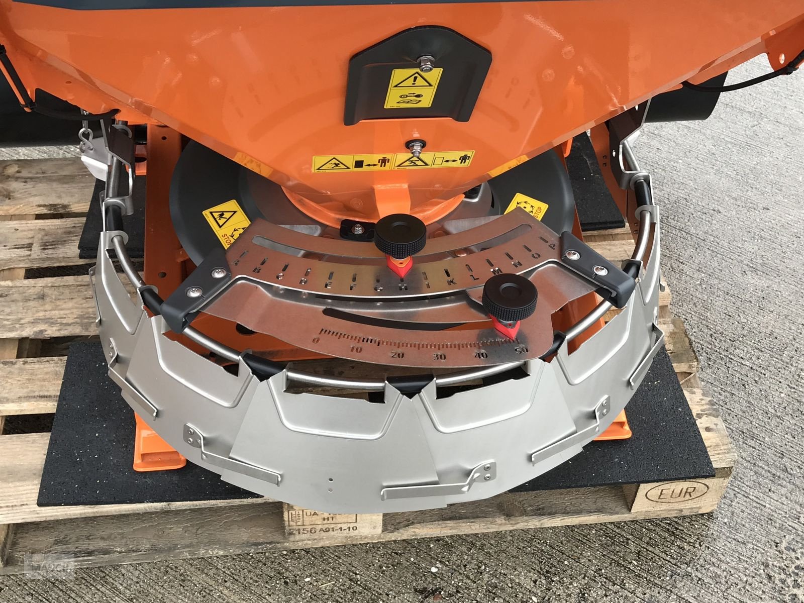 Sandstreuer & Salzstreuer of the type Amazone E + S 751, Neumaschine in Burgkirchen (Picture 9)