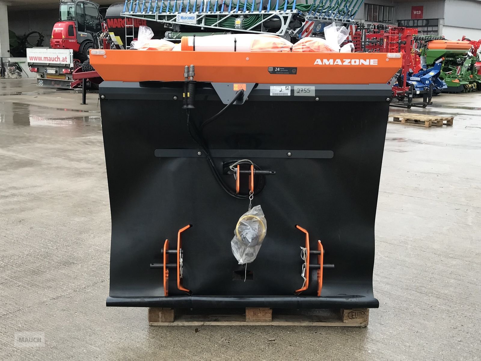 Sandstreuer & Salzstreuer of the type Amazone E + S 751, Neumaschine in Burgkirchen (Picture 4)