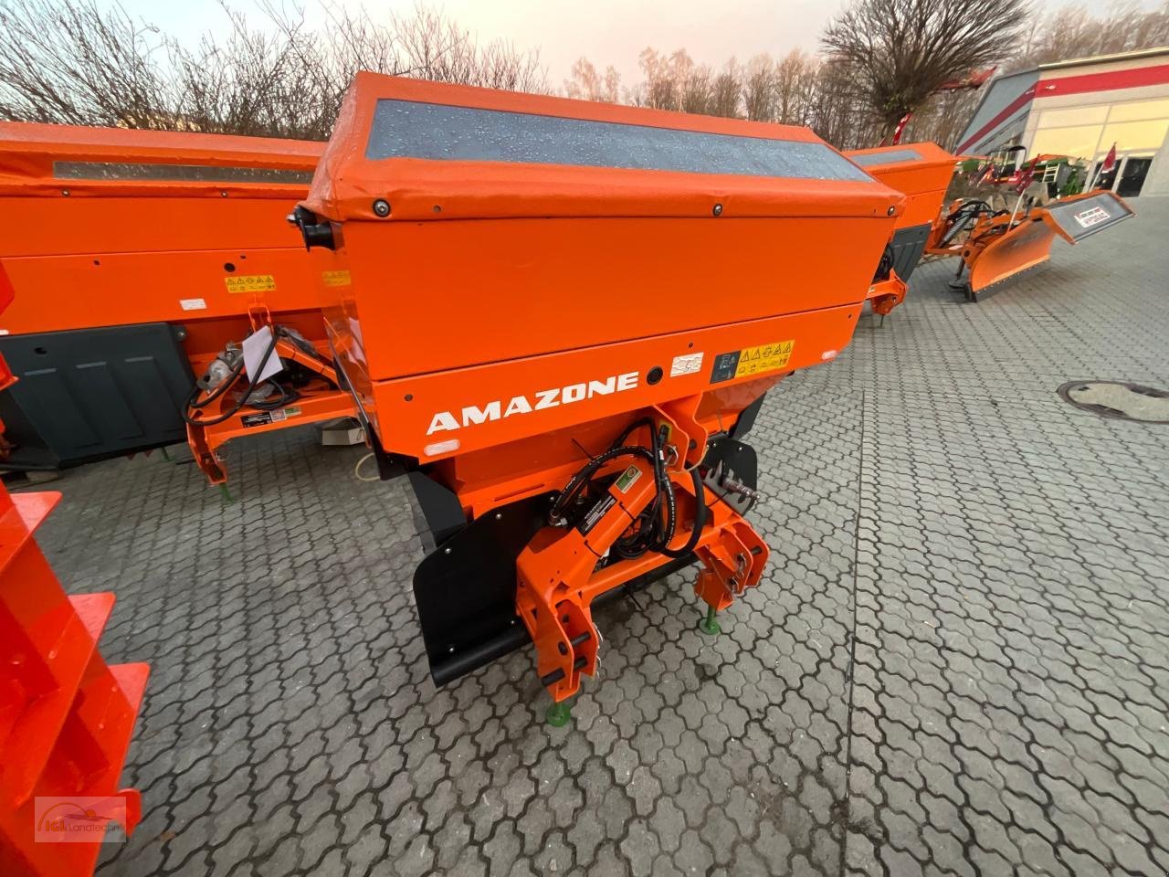 Sandstreuer & Salzstreuer of the type Amazone IceTiger S, Neumaschine in Pfreimd (Picture 1)