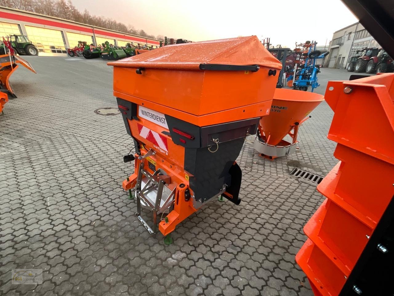 Sandstreuer & Salzstreuer of the type Amazone IceTiger S, Neumaschine in Pfreimd (Picture 3)