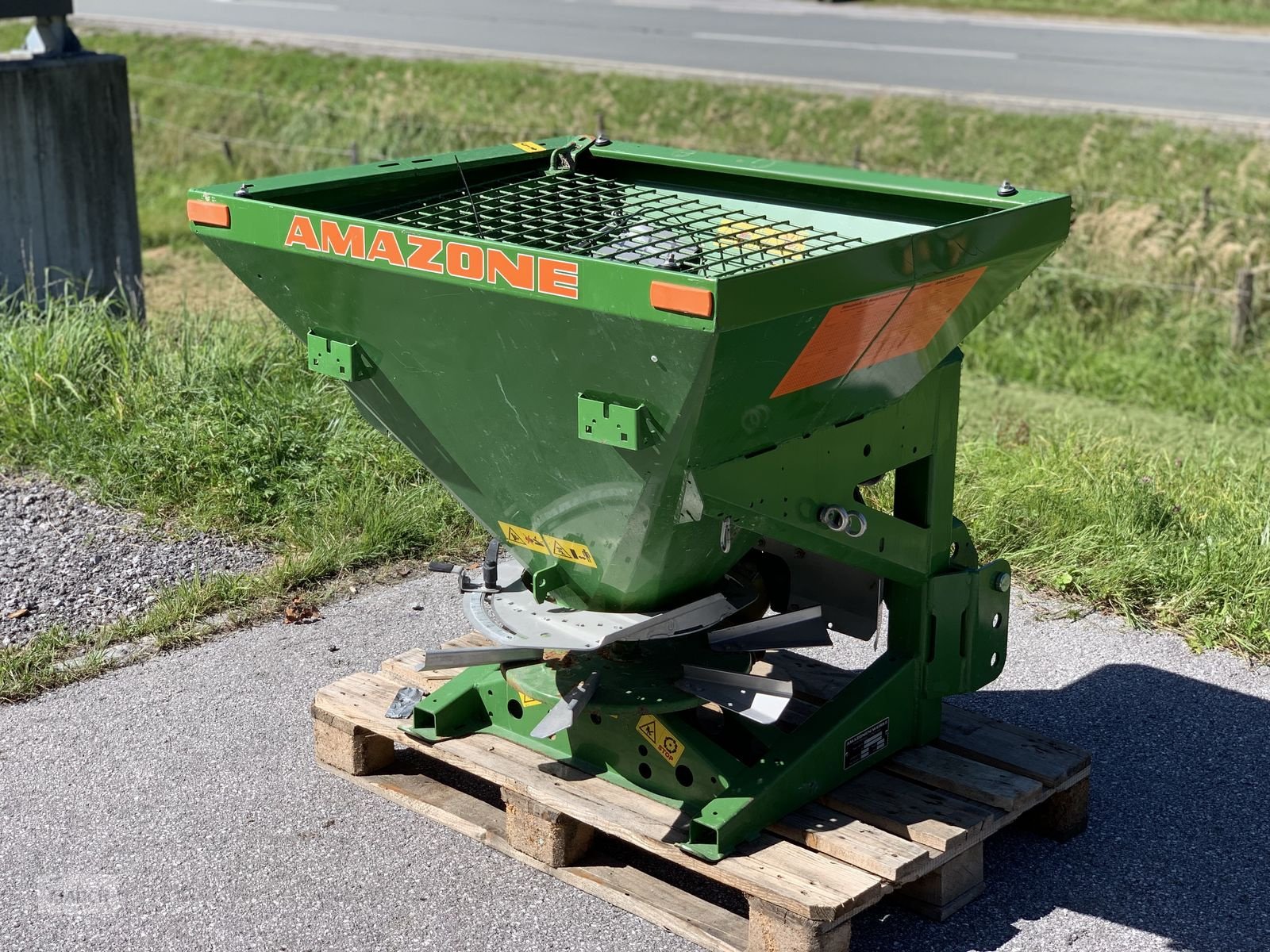 Sandstreuer & Salzstreuer от тип Amazone Splittstreuer E+S 300, Gebrauchtmaschine в Eben (Снимка 1)