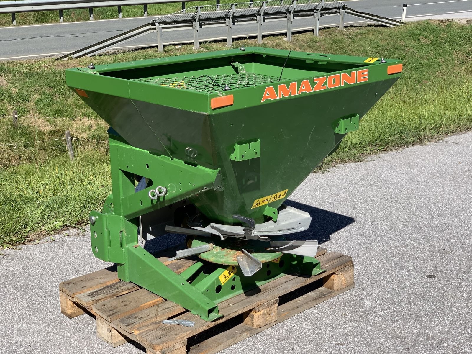 Sandstreuer & Salzstreuer от тип Amazone Splittstreuer E+S 300, Gebrauchtmaschine в Eben (Снимка 3)