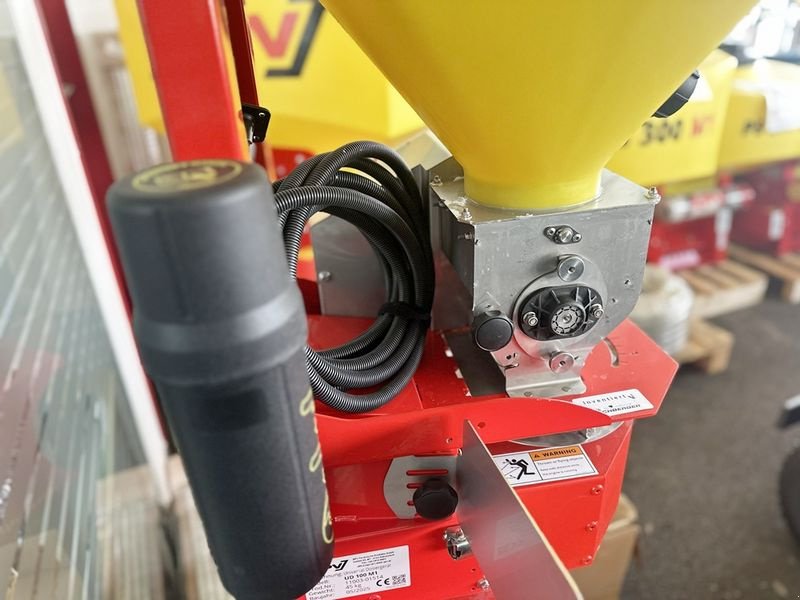 Sandstreuer & Salzstreuer a típus APV UDW 100 M1 Universaldosierer, Neumaschine ekkor: St. Marienkirchen (Kép 7)