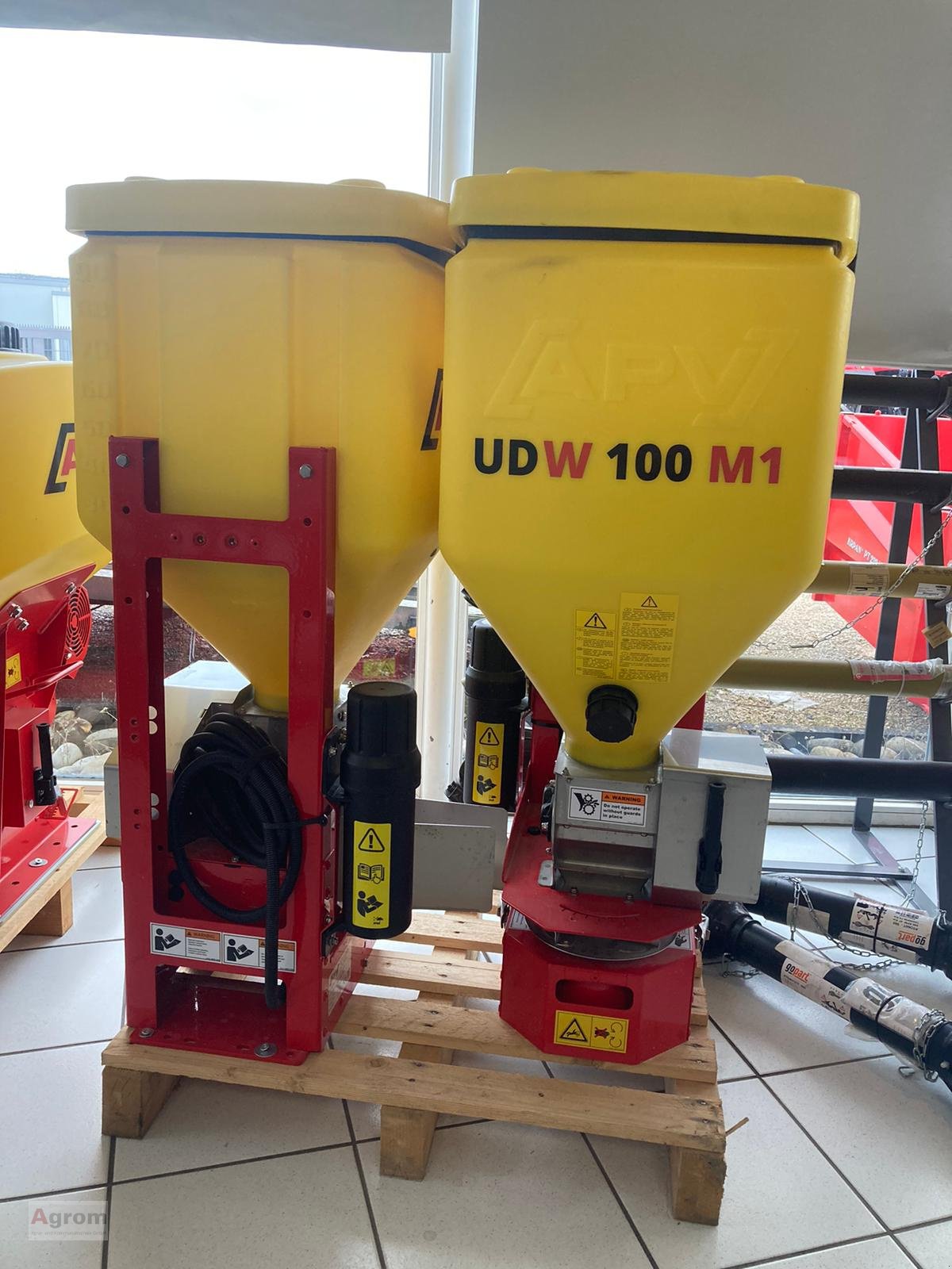 Sandstreuer & Salzstreuer of the type APV UDW 100 M1, Neumaschine in Münsingen (Picture 1)