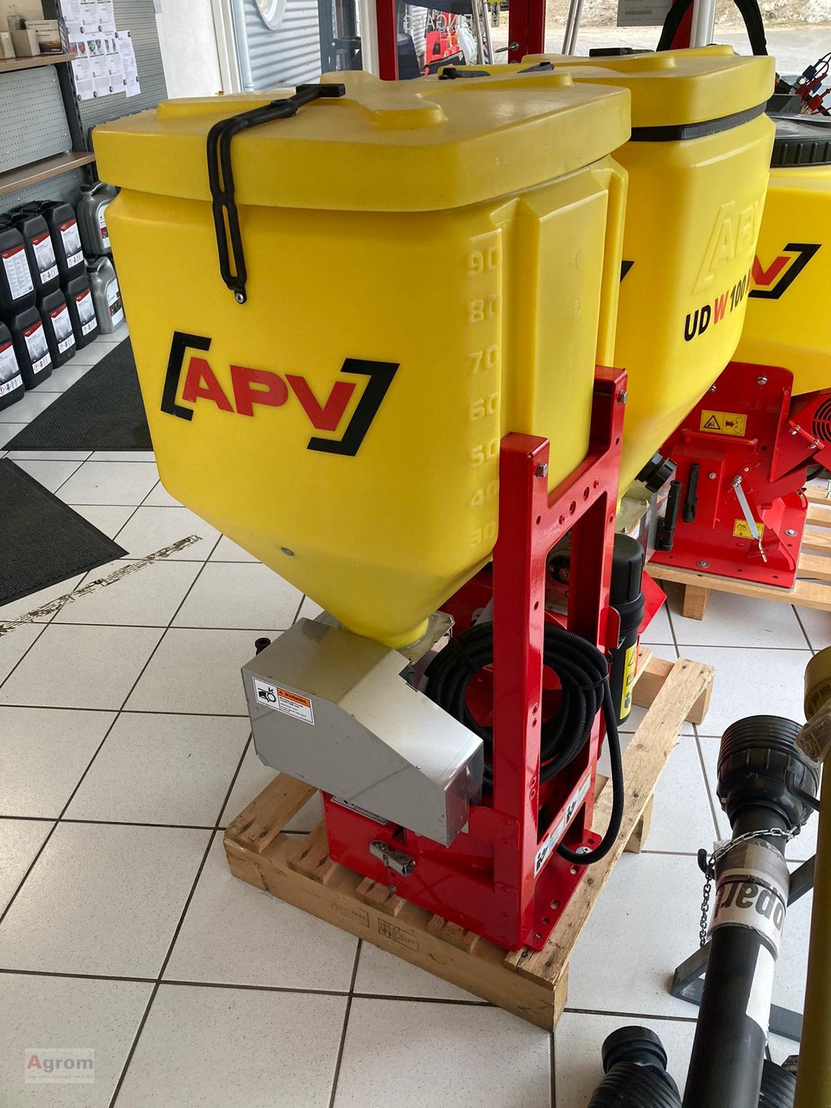 Sandstreuer & Salzstreuer of the type APV UDW 100 M1, Neumaschine in Münsingen (Picture 2)