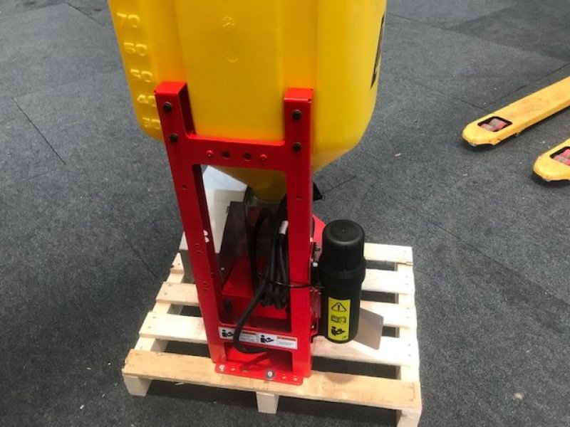 Sandstreuer & Salzstreuer des Typs APV Winterdienststreuer UDW 100 M1, Neumaschine in Tamsweg (Bild 10)