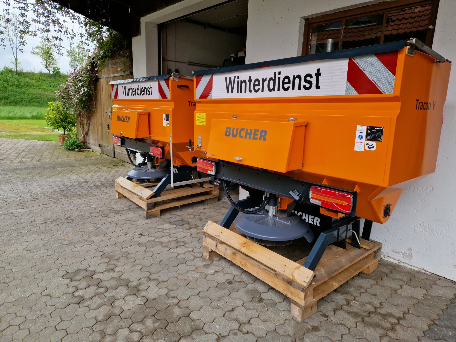 Sandstreuer & Salzstreuer des Typs Bucher Gmeiner-Bucher Tracon V15, Neumaschine in Allershausen (Bild 1)