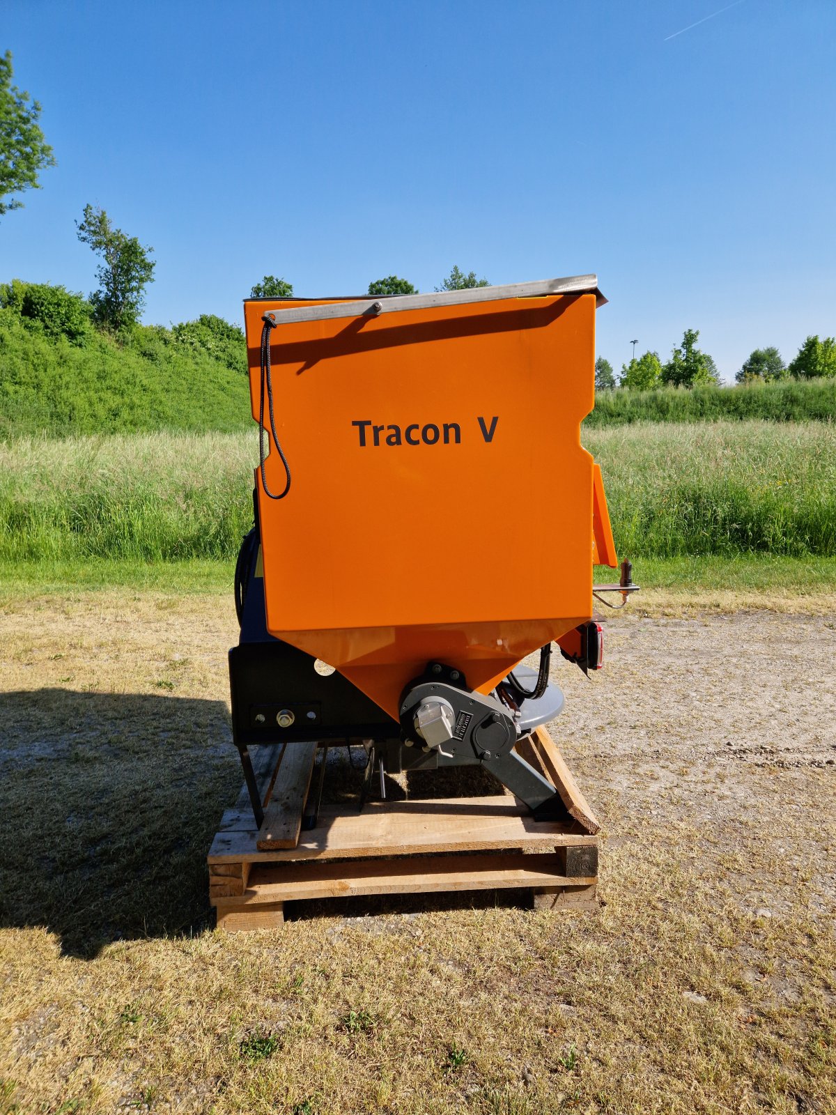 Sandstreuer & Salzstreuer des Typs Bucher Gmeiner-Bucher Tracon V15, Neumaschine in Allershausen (Bild 6)