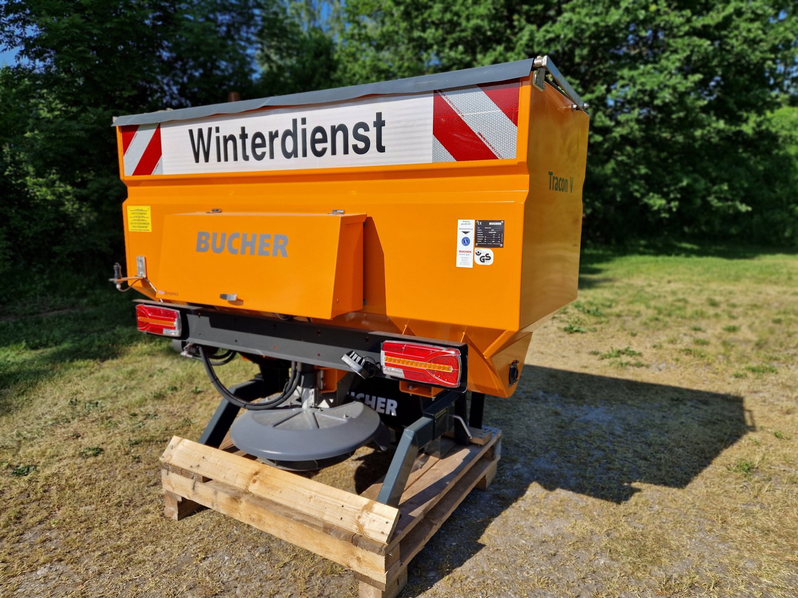 Sandstreuer & Salzstreuer des Typs Bucher Gmeiner-Bucher Tracon V15, Neumaschine in Allershausen (Bild 5)