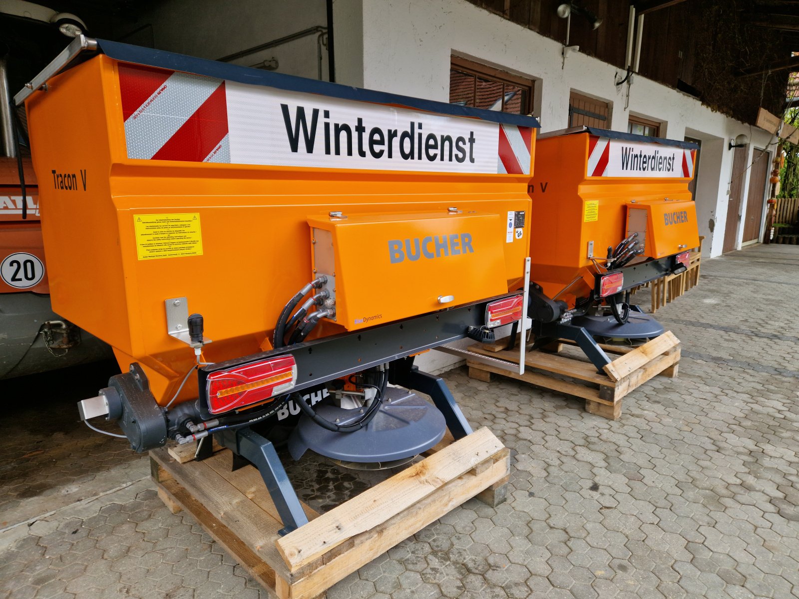 Sandstreuer & Salzstreuer des Typs Bucher Gmeiner-Bucher Tracon V15, Neumaschine in Allershausen (Bild 3)