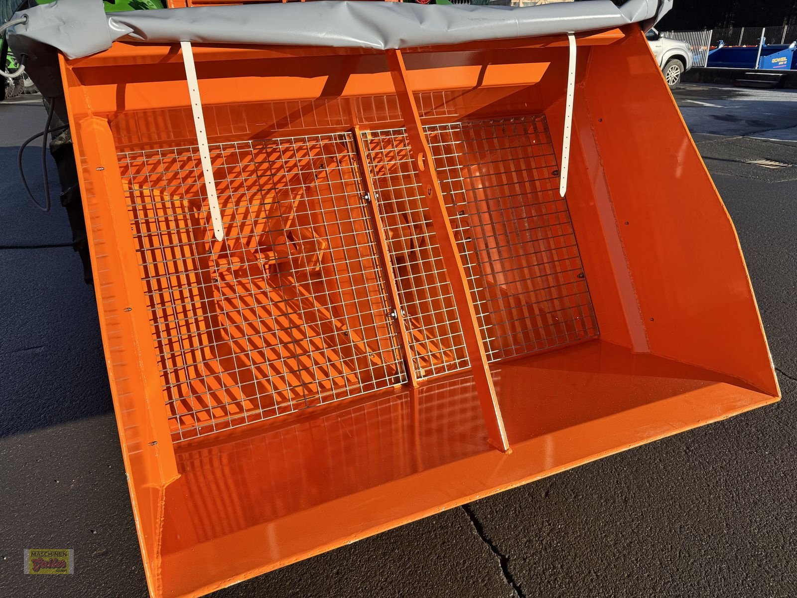 Sandstreuer & Salzstreuer des Typs Cosmo DGC Pro 1500 Selbstladetellerstreuer mit 1200L, Neumaschine in Kötschach (Bild 31)