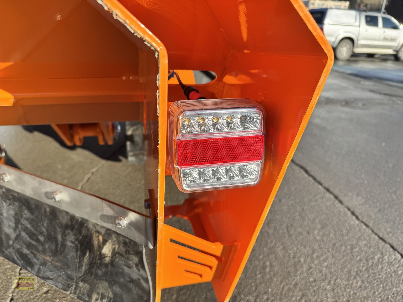 Sandstreuer & Salzstreuer des Typs Cosmo DGC Pro 1500 Selbstladetellerstreuer mit 1200L, Neumaschine in Kötschach (Bild 10)