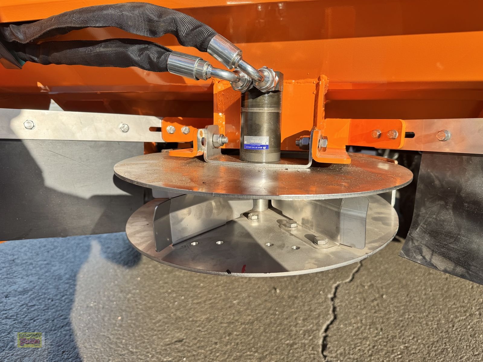 Sandstreuer & Salzstreuer des Typs Cosmo DGC Pro 1500 Selbstladetellerstreuer mit 1200L, Neumaschine in Kötschach (Bild 9)