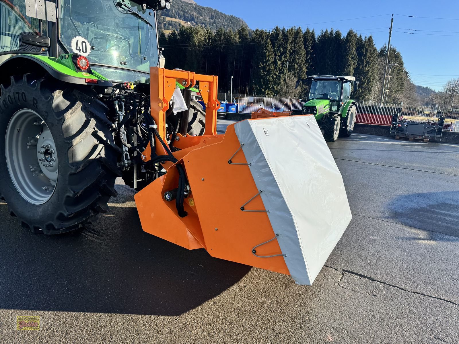 Sandstreuer & Salzstreuer des Typs Cosmo DGC Pro 1500 Selbstladetellerstreuer mit 1200L, Neumaschine in Kötschach (Bild 23)