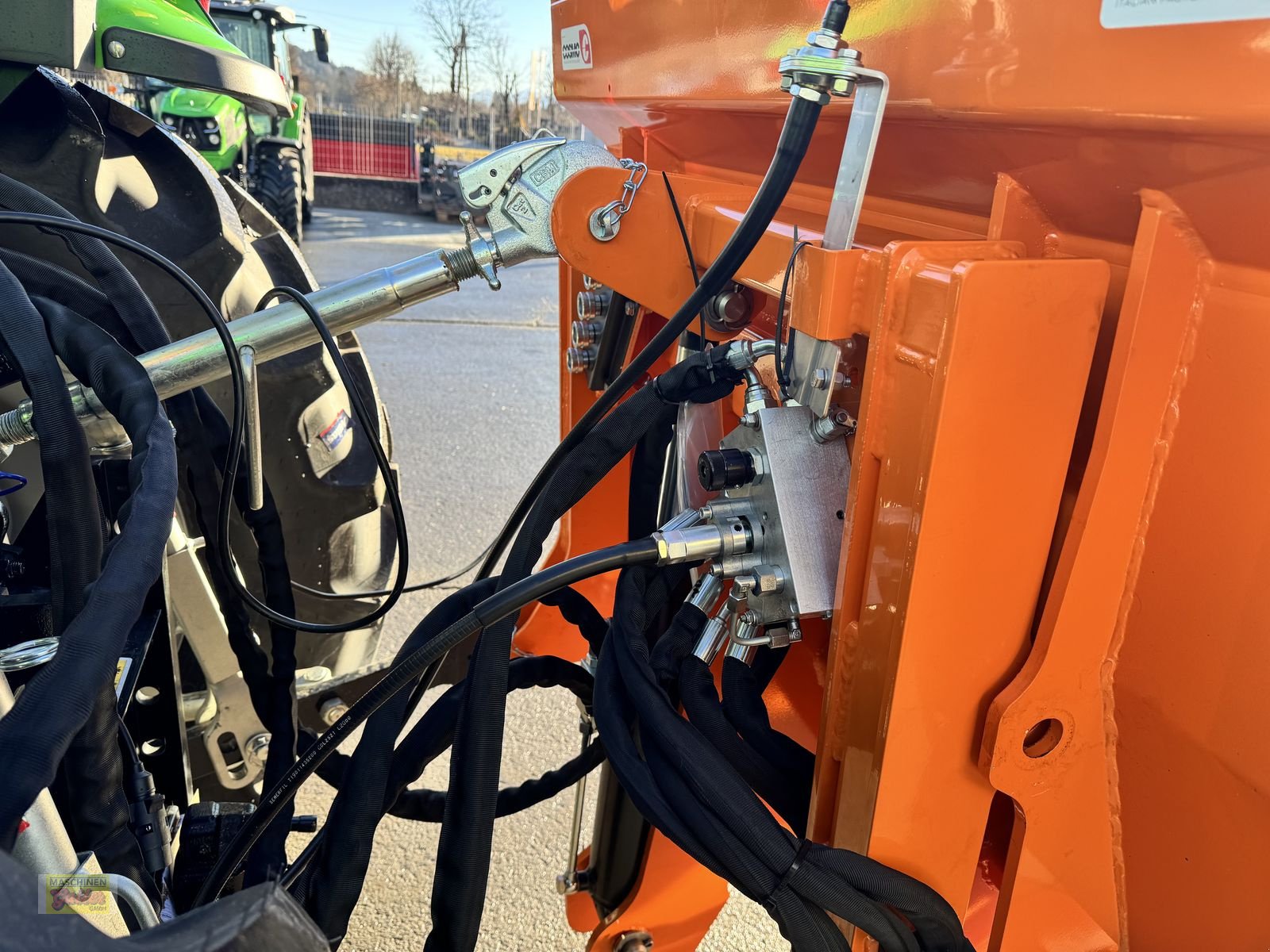 Sandstreuer & Salzstreuer des Typs Cosmo DGC Pro 1500 Selbstladetellerstreuer mit 1200L, Neumaschine in Kötschach (Bild 30)