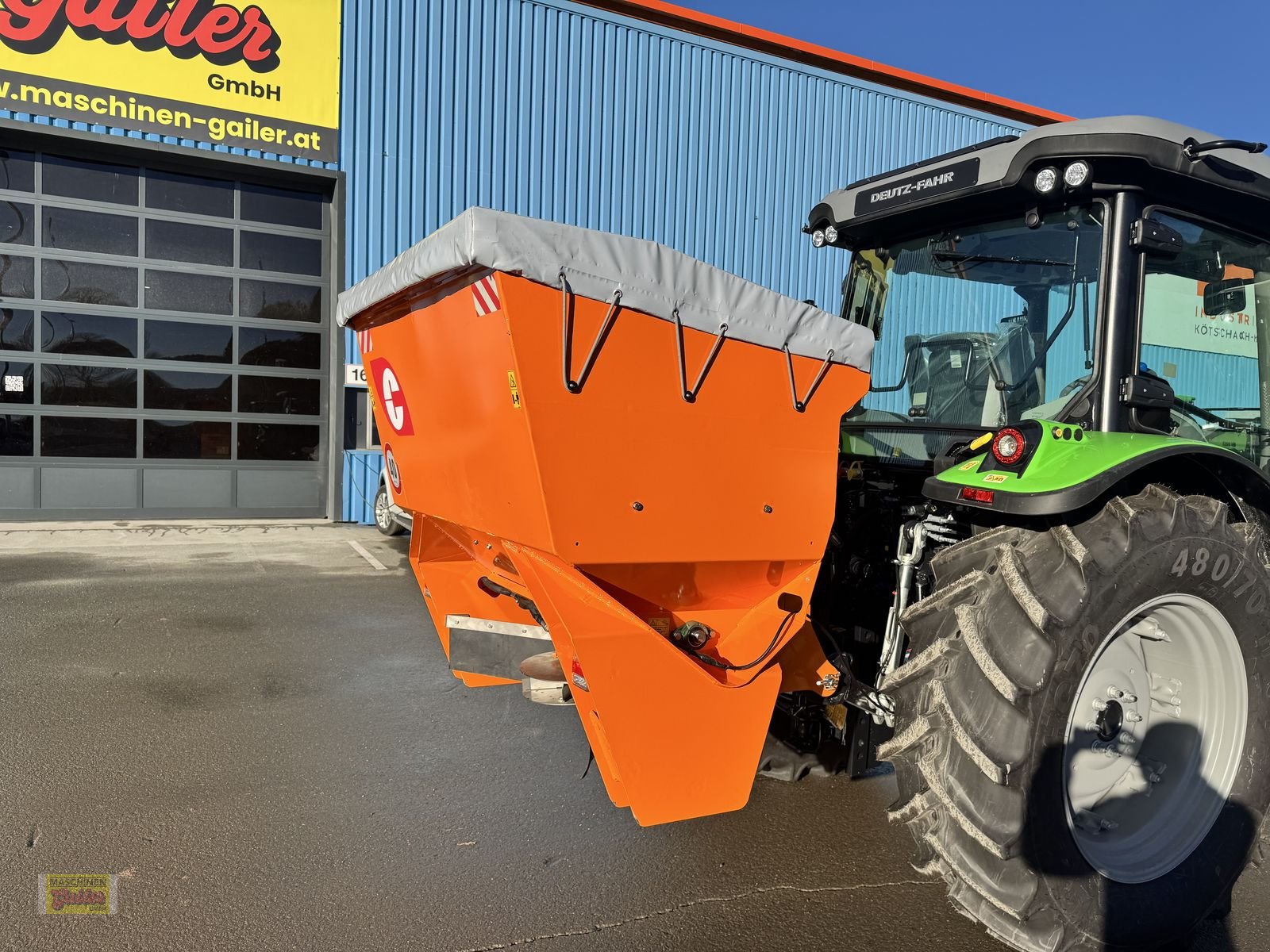 Sandstreuer & Salzstreuer des Typs Cosmo DGC Pro 1500 Selbstladetellerstreuer mit 1200L, Neumaschine in Kötschach (Bild 29)