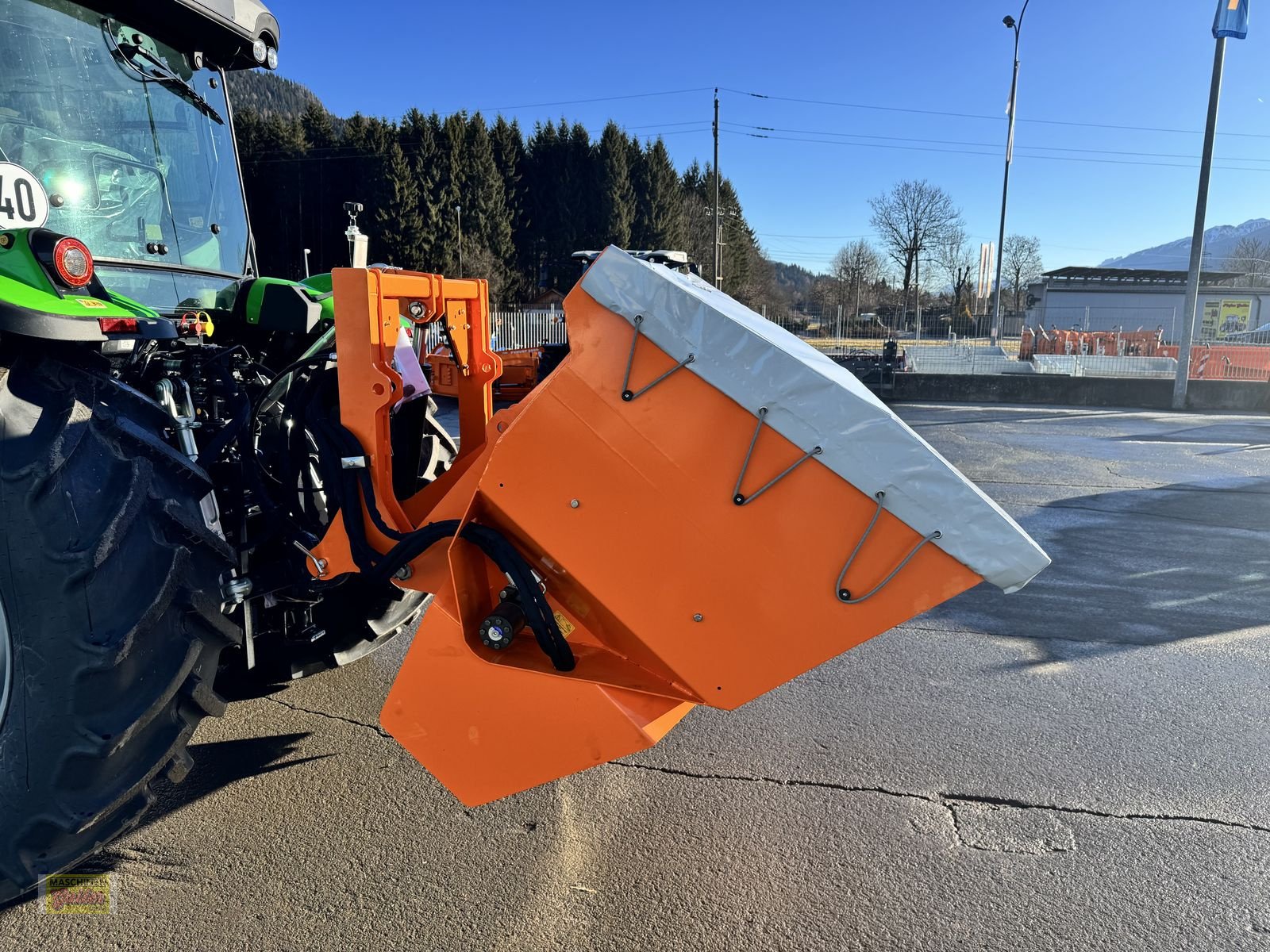 Sandstreuer & Salzstreuer des Typs Cosmo DGC Pro 1500 Selbstladetellerstreuer mit 1200L, Neumaschine in Kötschach (Bild 26)