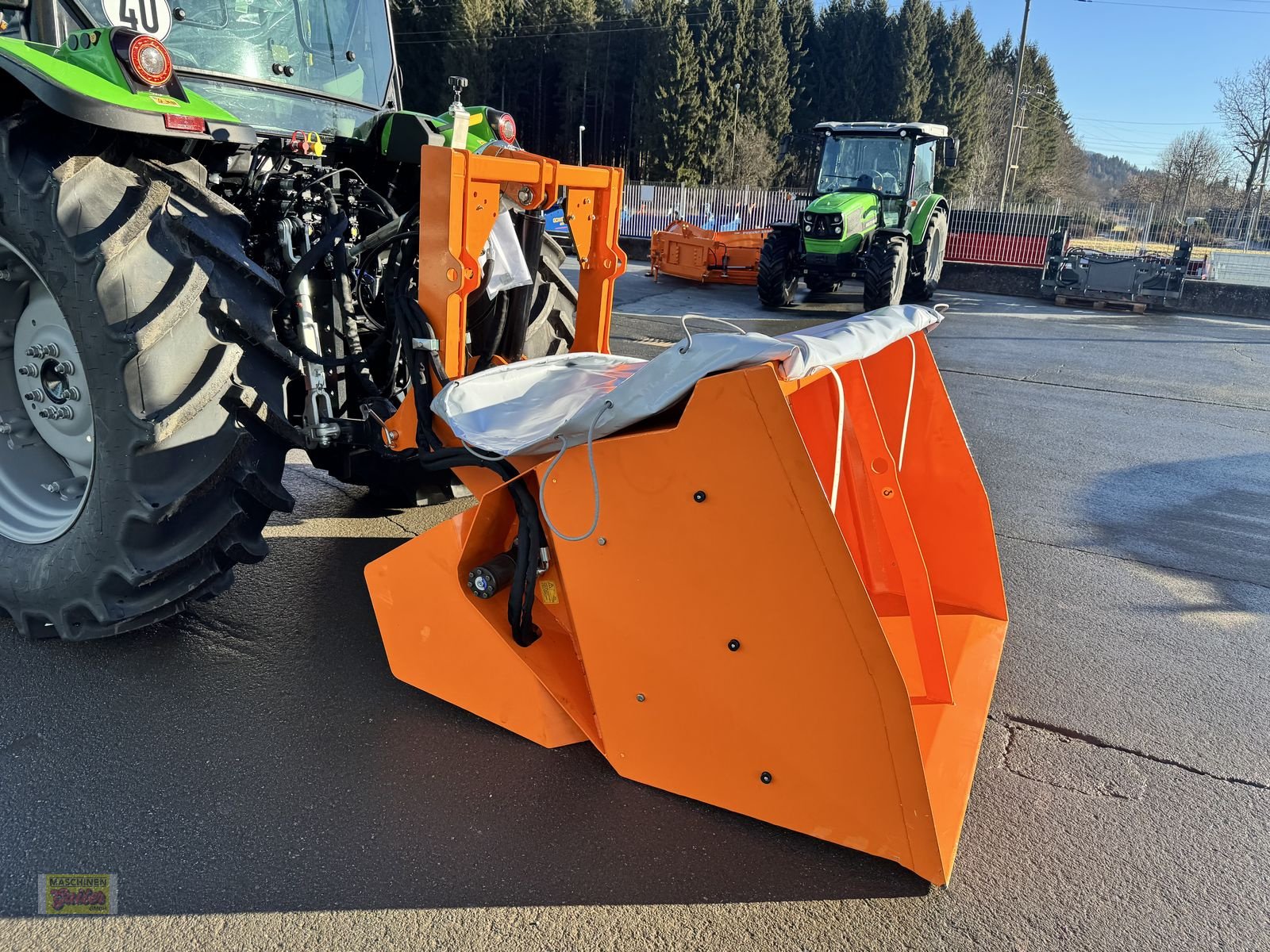 Sandstreuer & Salzstreuer des Typs Cosmo DGC Pro 1500 Selbstladetellerstreuer mit 1200L, Neumaschine in Kötschach (Bild 20)