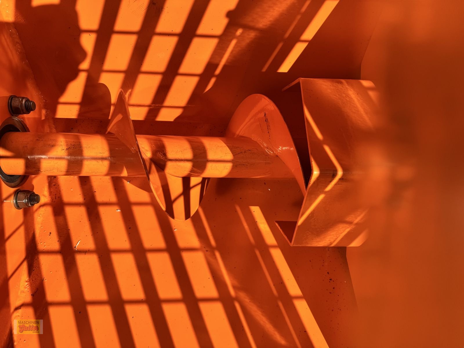 Sandstreuer & Salzstreuer des Typs Cosmo DGC Pro 1500 Selbstladetellerstreuer mit 1200L, Neumaschine in Kötschach (Bild 13)