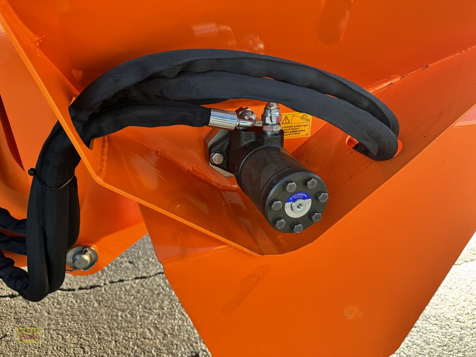 Sandstreuer & Salzstreuer des Typs Cosmo DGC Pro 1500 Selbstladetellerstreuer mit 1200L, Neumaschine in Kötschach (Bild 7)