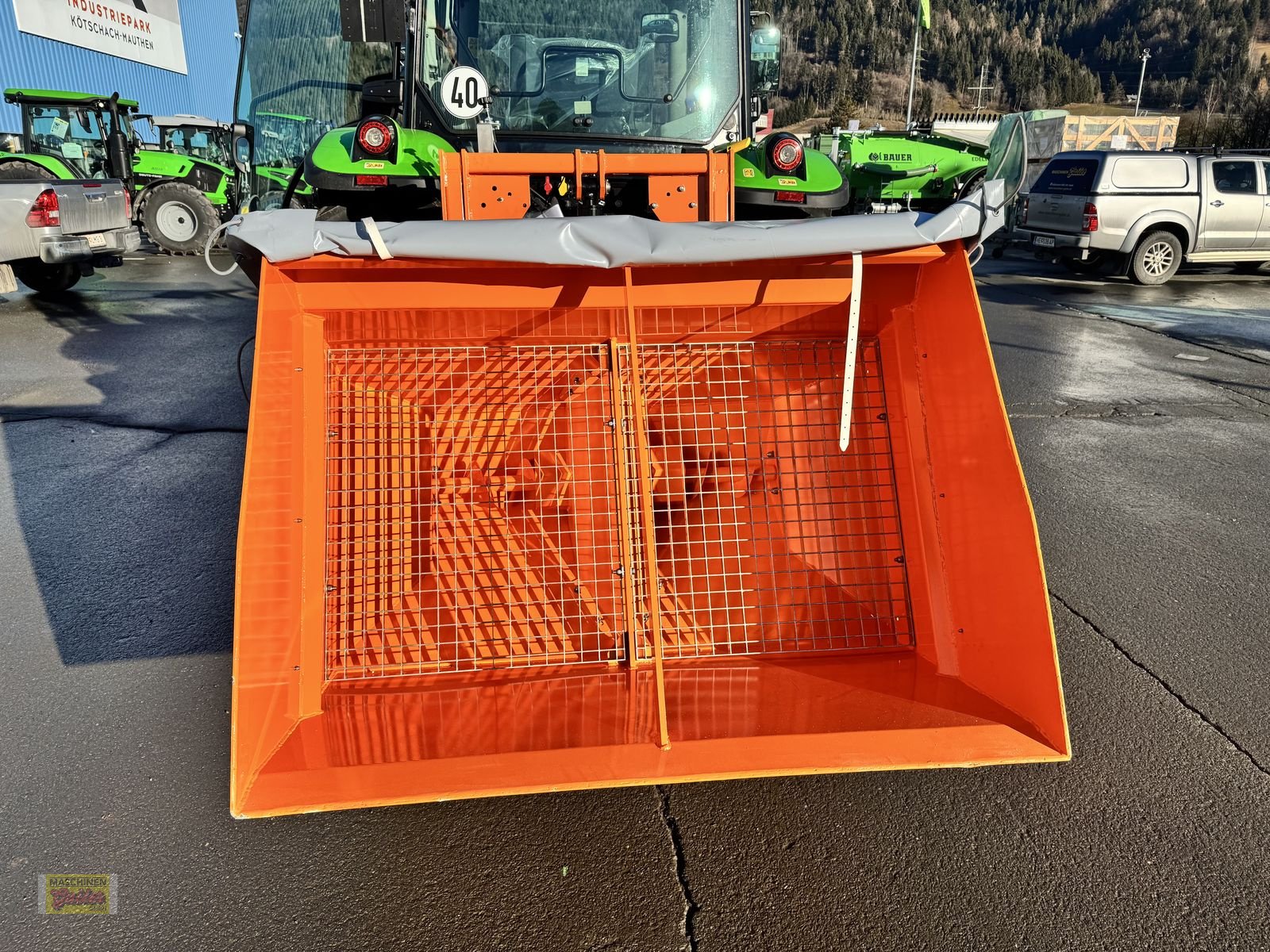 Sandstreuer & Salzstreuer des Typs Cosmo DGC Pro 1500 Selbstladetellerstreuer mit 1200L, Neumaschine in Kötschach (Bild 14)