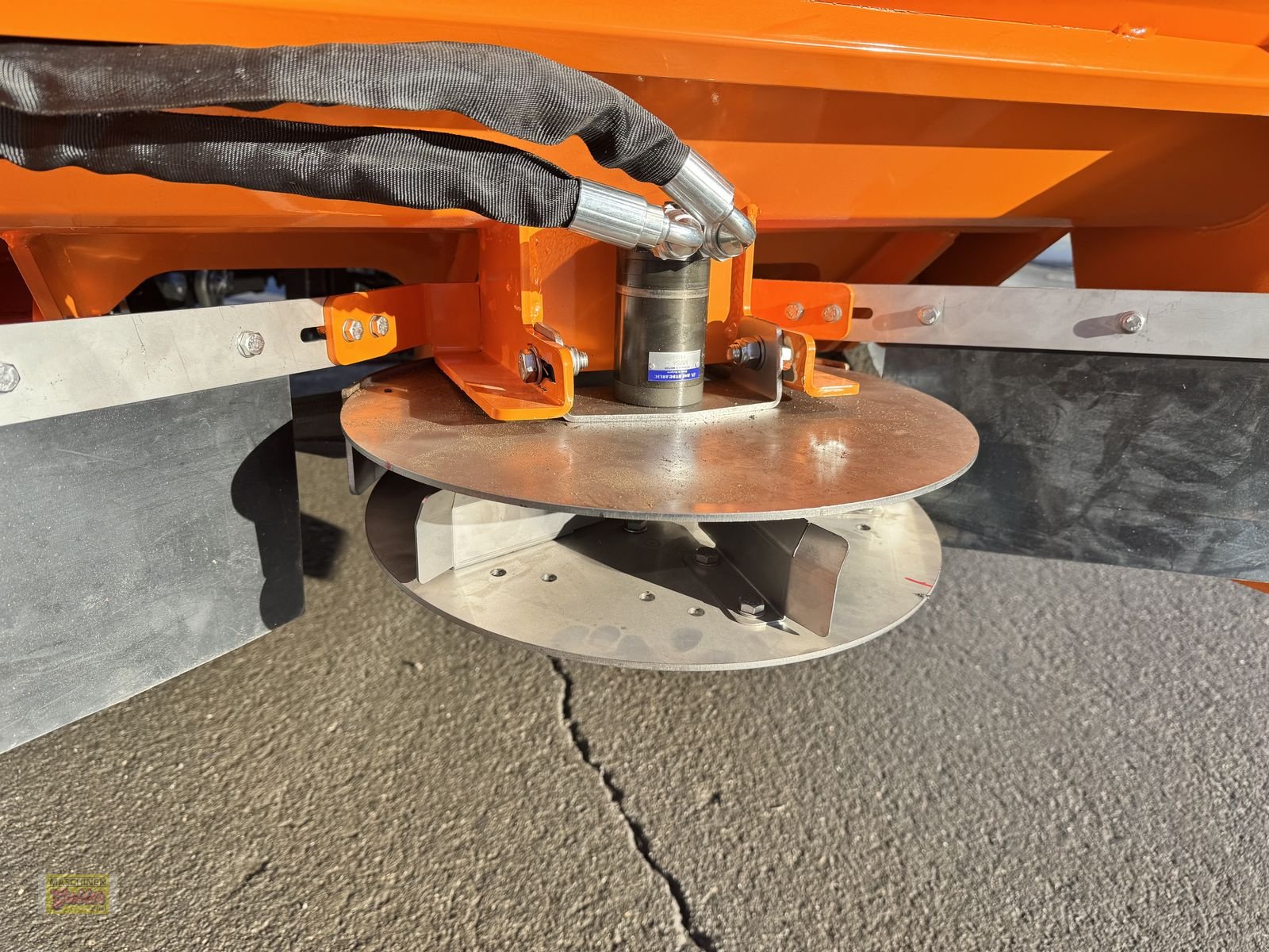 Sandstreuer & Salzstreuer des Typs Cosmo DGC Pro 1500 Selbstladetellerstreuer mit 1200L, Neumaschine in Kötschach (Bild 8)