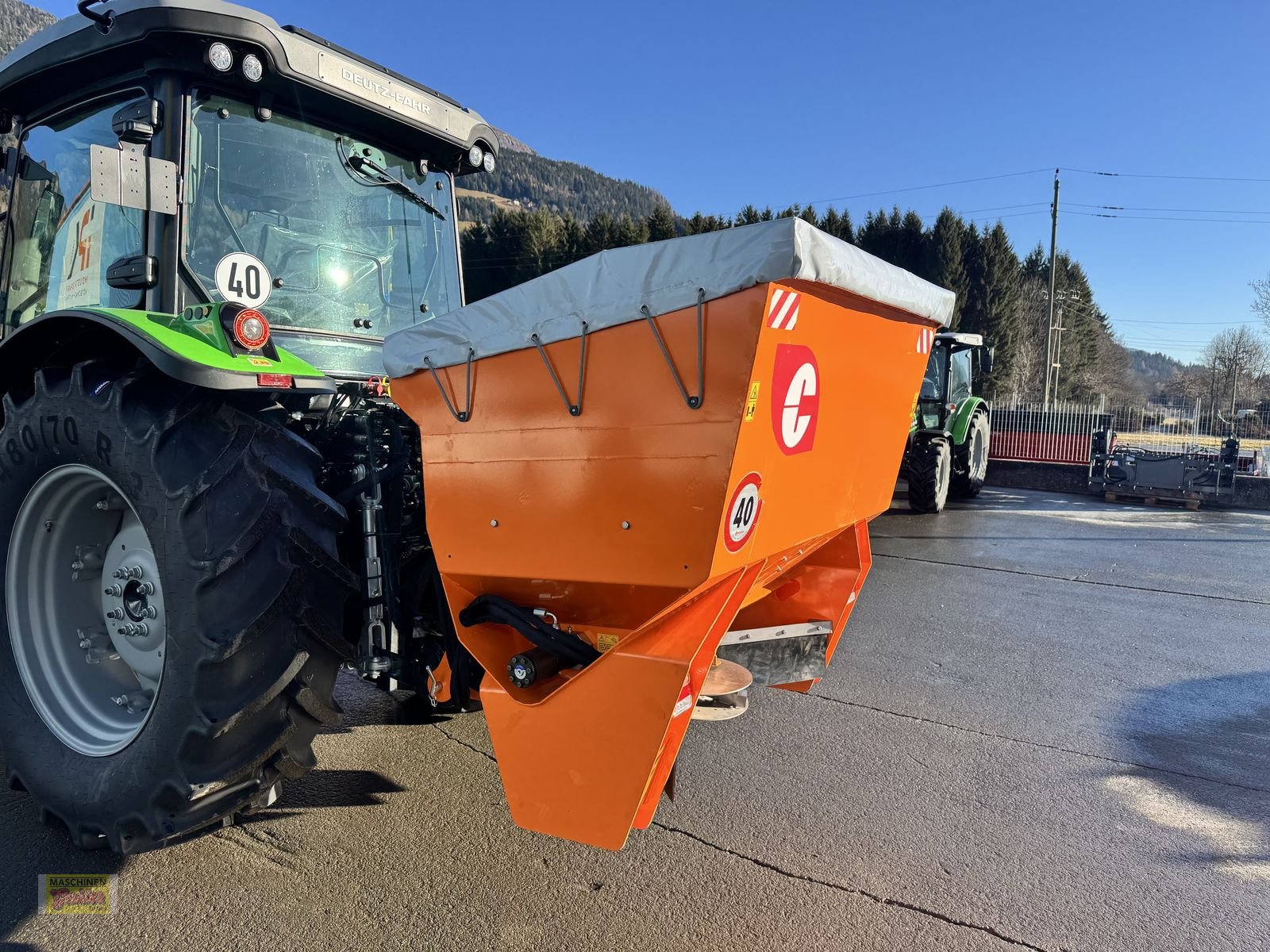 Sandstreuer & Salzstreuer des Typs Cosmo DGC Pro 1500 Selbstladetellerstreuer mit 1200L, Neumaschine in Kötschach (Bild 4)