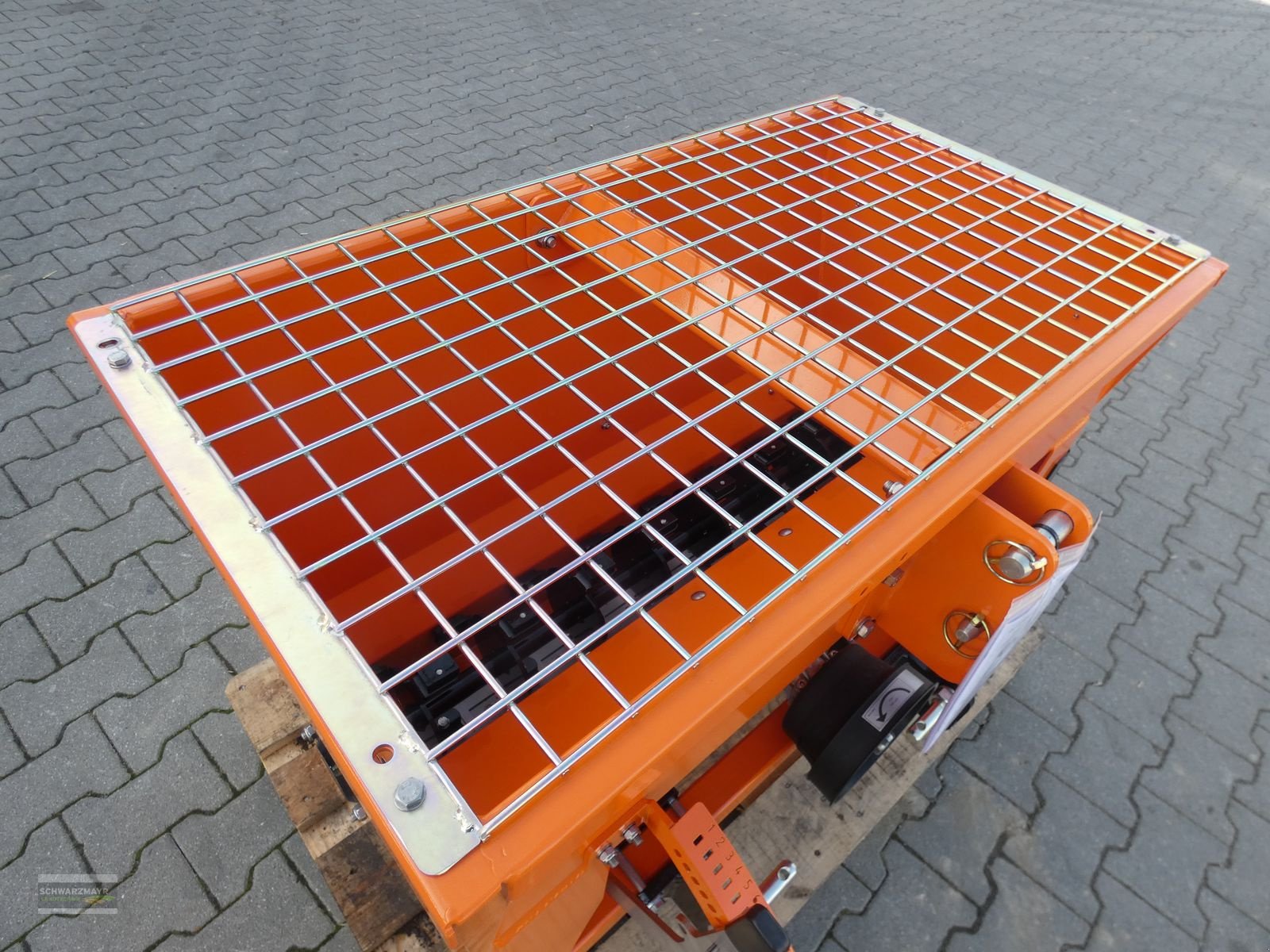 Sandstreuer & Salzstreuer des Typs Eco Walzenstreuer XGA, Neumaschine in Aurolzmünster (Bild 10)