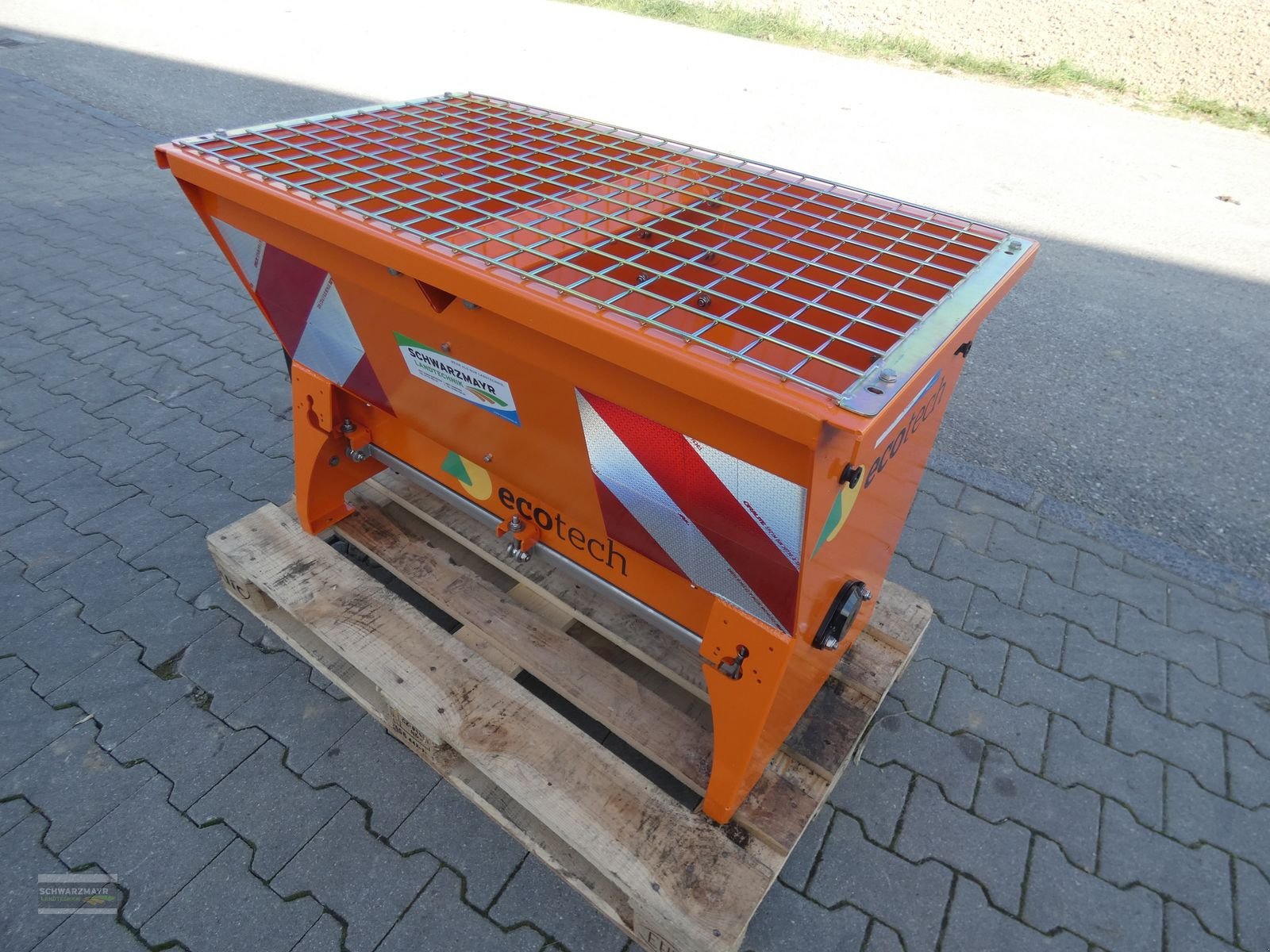 Sandstreuer & Salzstreuer des Typs Eco Walzenstreuer XGA, Neumaschine in Aurolzmünster (Bild 4)