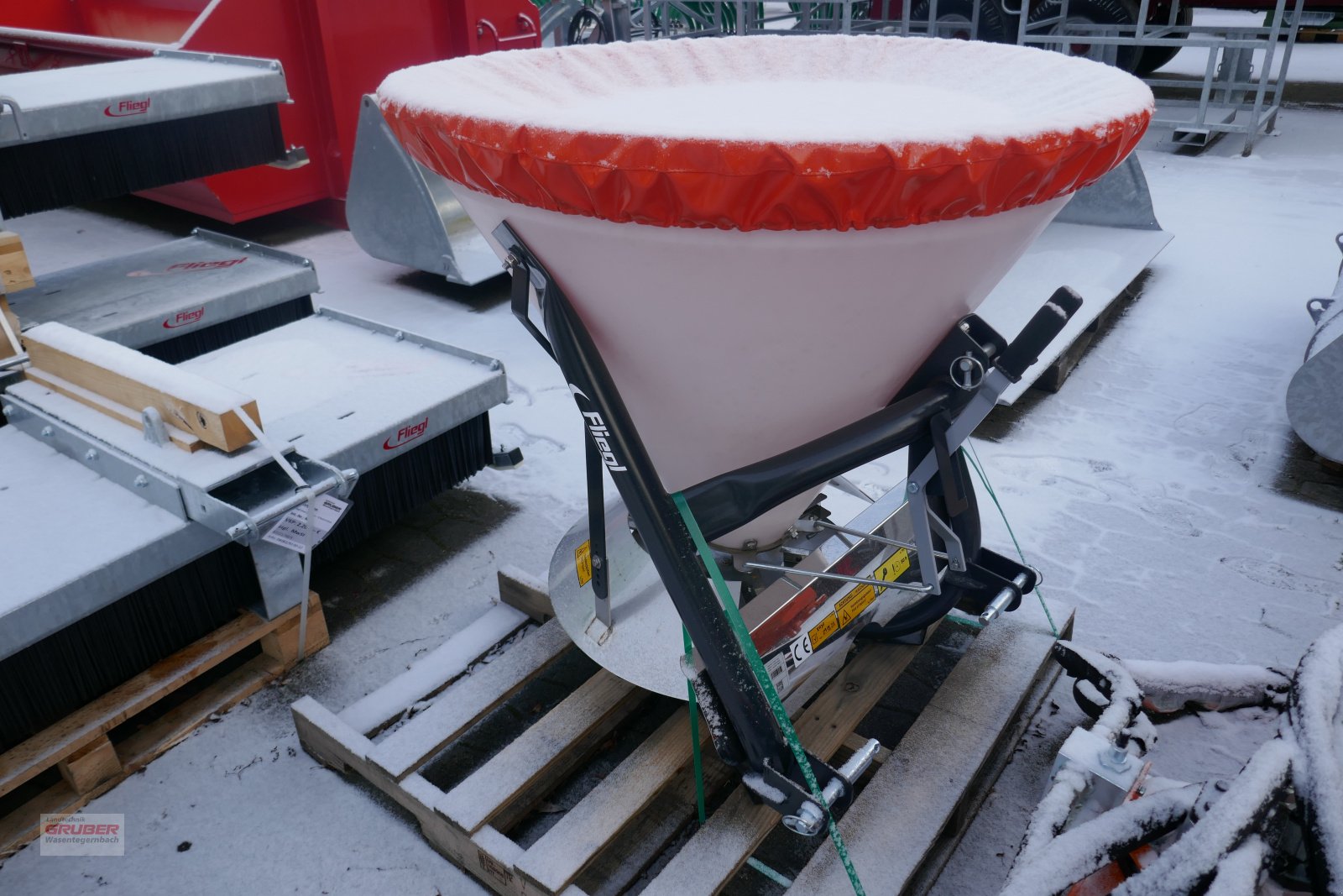 Sandstreuer & Salzstreuer des Typs Fliegl Salzstreuer 500l, Neumaschine in Dorfen (Bild 3)
