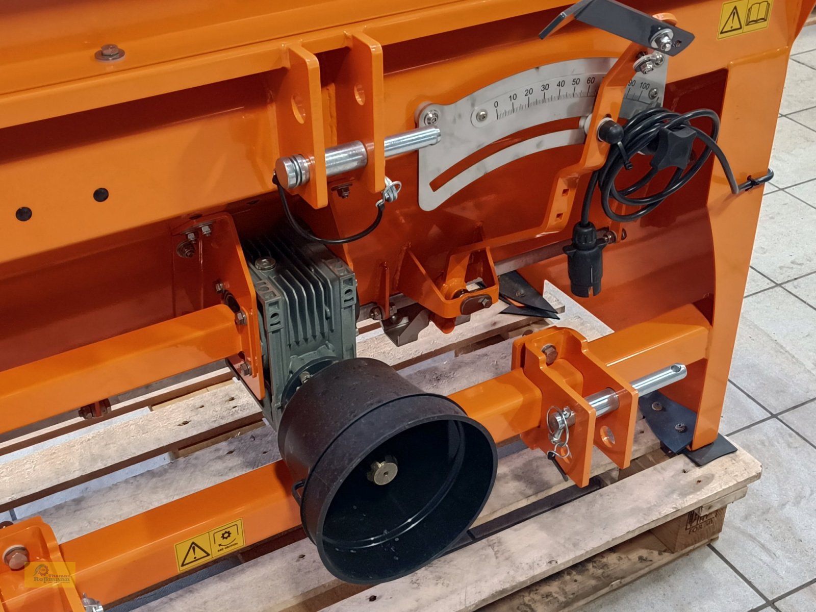 Sandstreuer & Salzstreuer des Typs Foras KS 120, Neumaschine in Tegernbach (Bild 5)