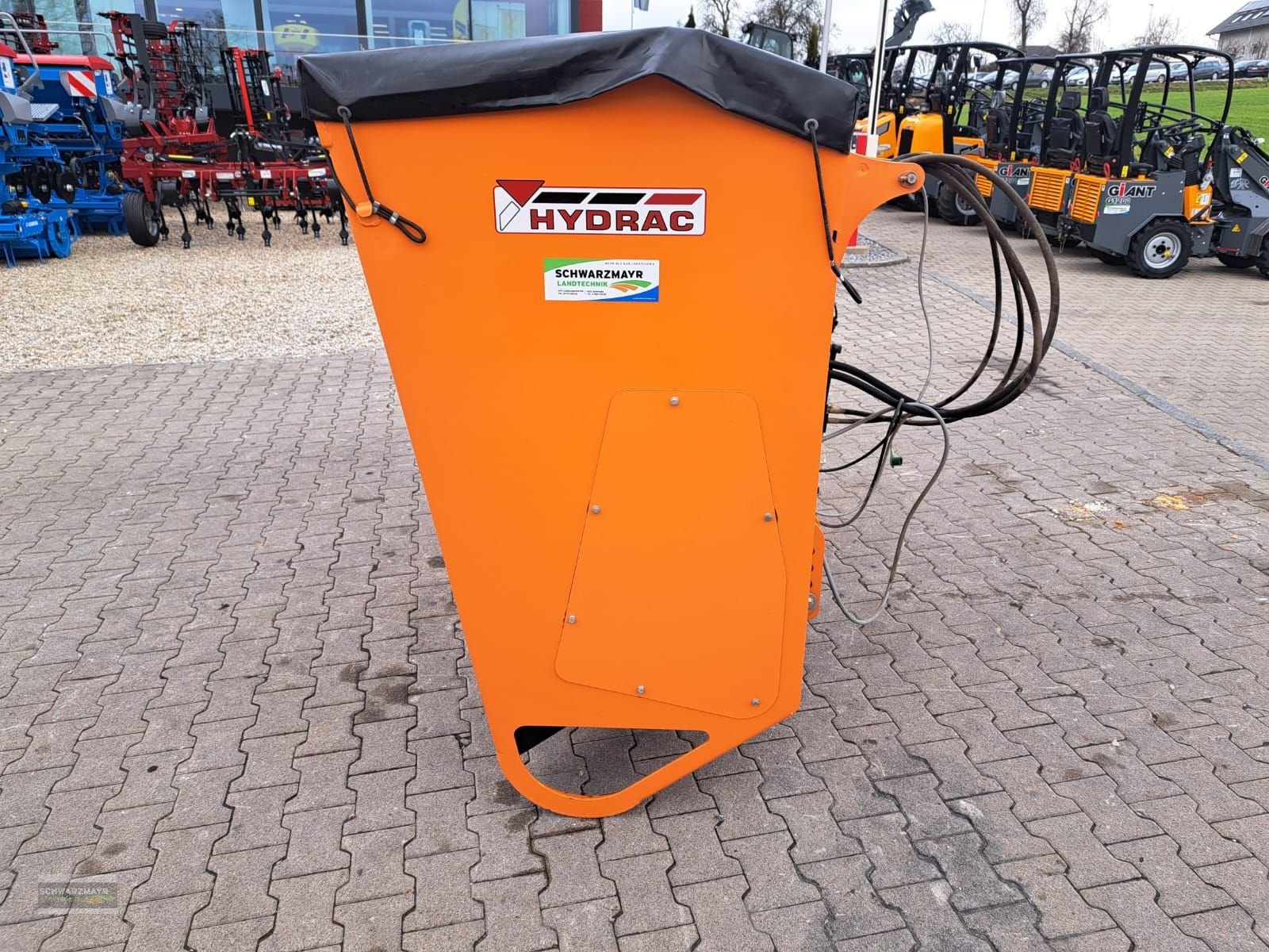 Sandstreuer & Salzstreuer des Typs Hydrac T-1400-R Streugerät, Neumaschine in Gampern (Bild 4)