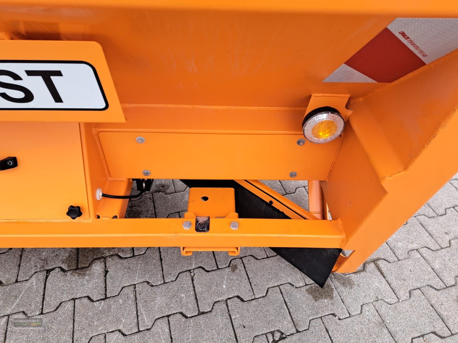 Sandstreuer & Salzstreuer des Typs Hydrac T-1400-R Streugerät, Neumaschine in Gampern (Bild 13)