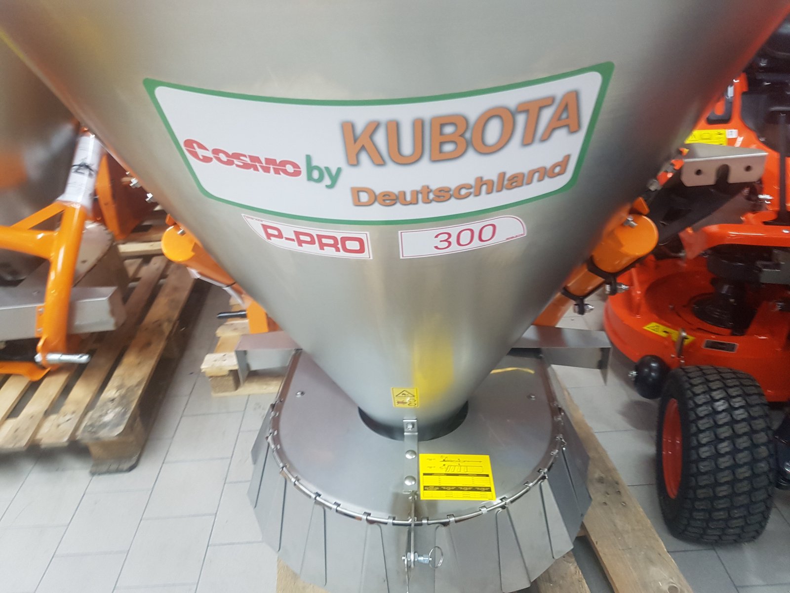 Sandstreuer & Salzstreuer des Typs Kubota P-Pro 300, Neumaschine in Olpe (Bild 3)