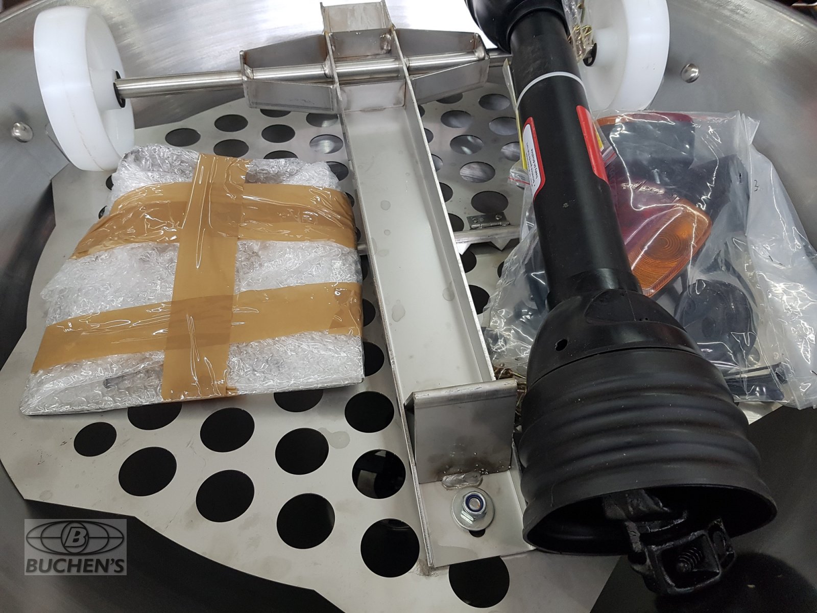 Sandstreuer & Salzstreuer des Typs Kubota P-Pro 300, Neumaschine in Olpe (Bild 10)