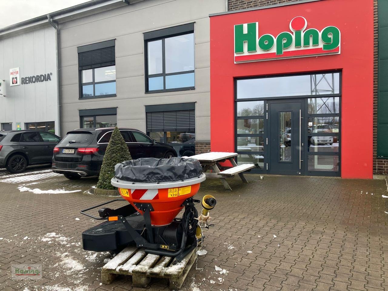 Sandstreuer & Salzstreuer des Typs Kubota VS330, Neumaschine in Bakum (Bild 1)