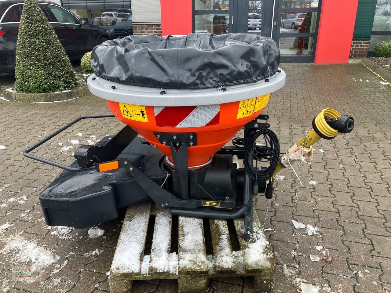 Sandstreuer & Salzstreuer des Typs Kubota VS330, Neumaschine in Bakum (Bild 5)