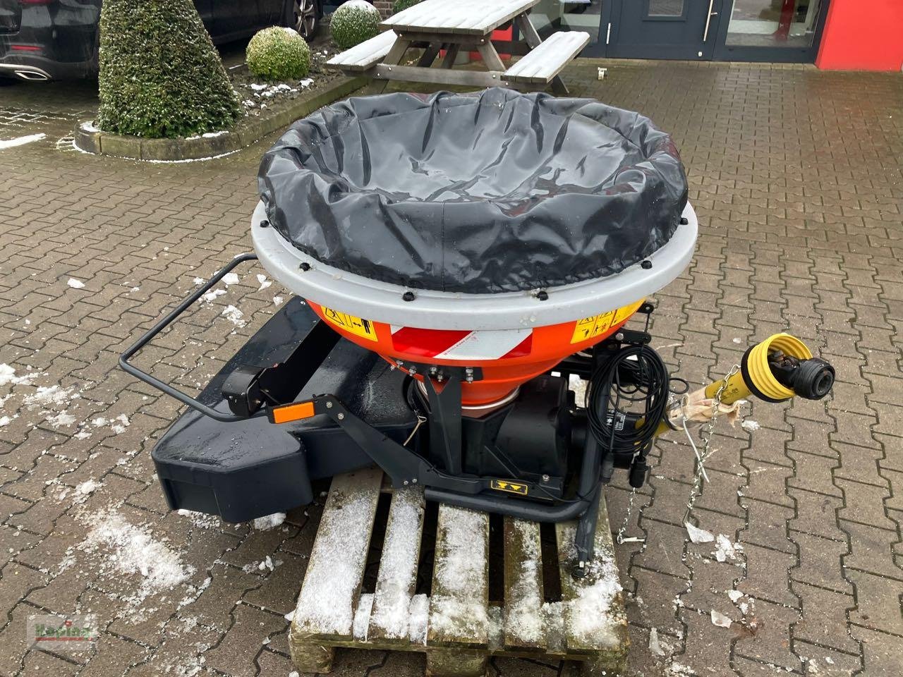 Sandstreuer & Salzstreuer des Typs Kubota VS330, Neumaschine in Bakum (Bild 6)