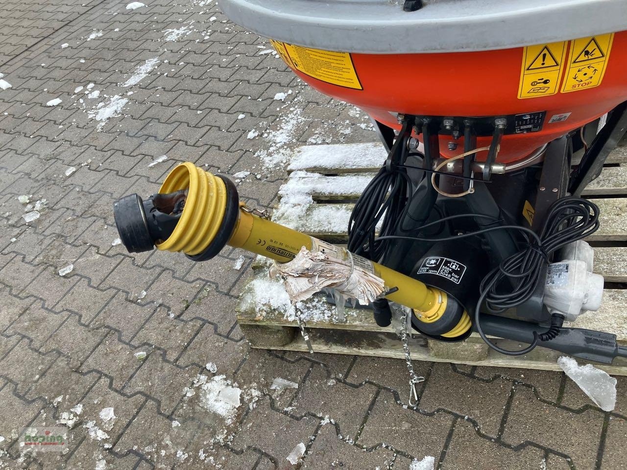 Sandstreuer & Salzstreuer des Typs Kubota VS330, Neumaschine in Bakum (Bild 7)