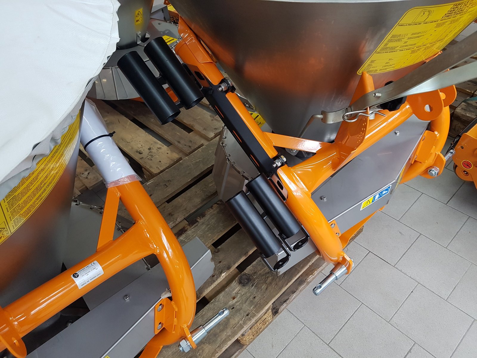 Sandstreuer & Salzstreuer tip Kubota WDS Pro 180, Neumaschine in Olpe (Poză 4)