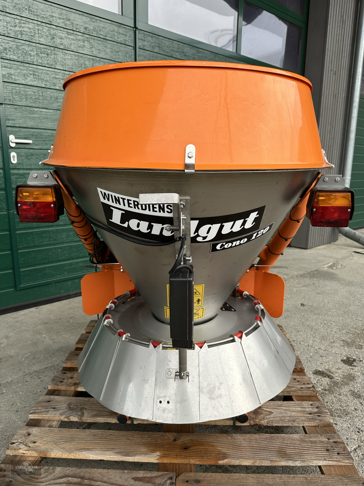 Sandstreuer & Salzstreuer des Typs Landgut Cono 120 Salz und Splitt Streuer auf 200 Liter, Neumaschine in Rankweil (Bild 1)