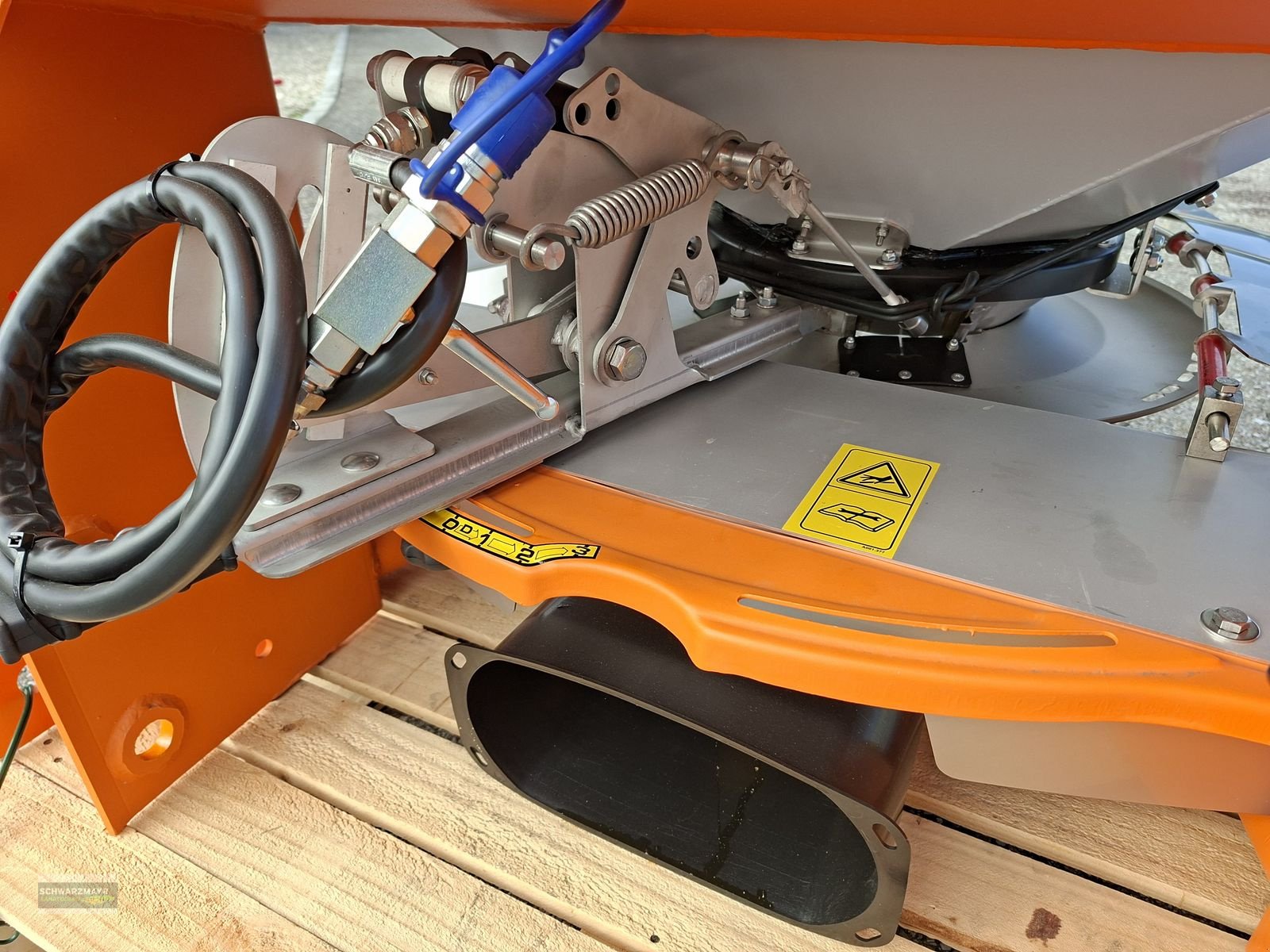 Sandstreuer & Salzstreuer des Typs Landgut Herkules 844H Inox-F, Neumaschine in Gampern (Bild 17)