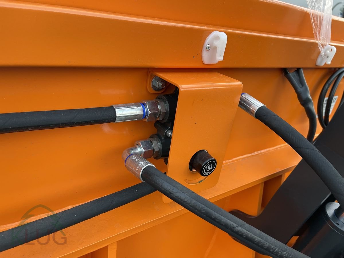 Sandstreuer & Salzstreuer of the type Lesnik PL23 Selbstlade Walzenstreuer, Neumaschine in Pirching am Traubenberg (Picture 20)