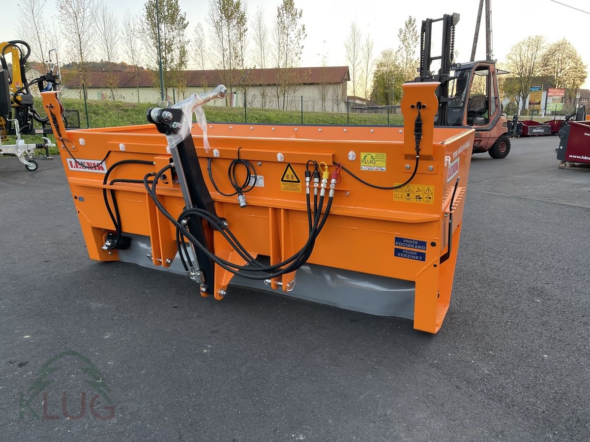 Sandstreuer & Salzstreuer of the type Lesnik PL23 Selbstlade Walzenstreuer, Neumaschine in Pirching am Traubenberg (Picture 10)