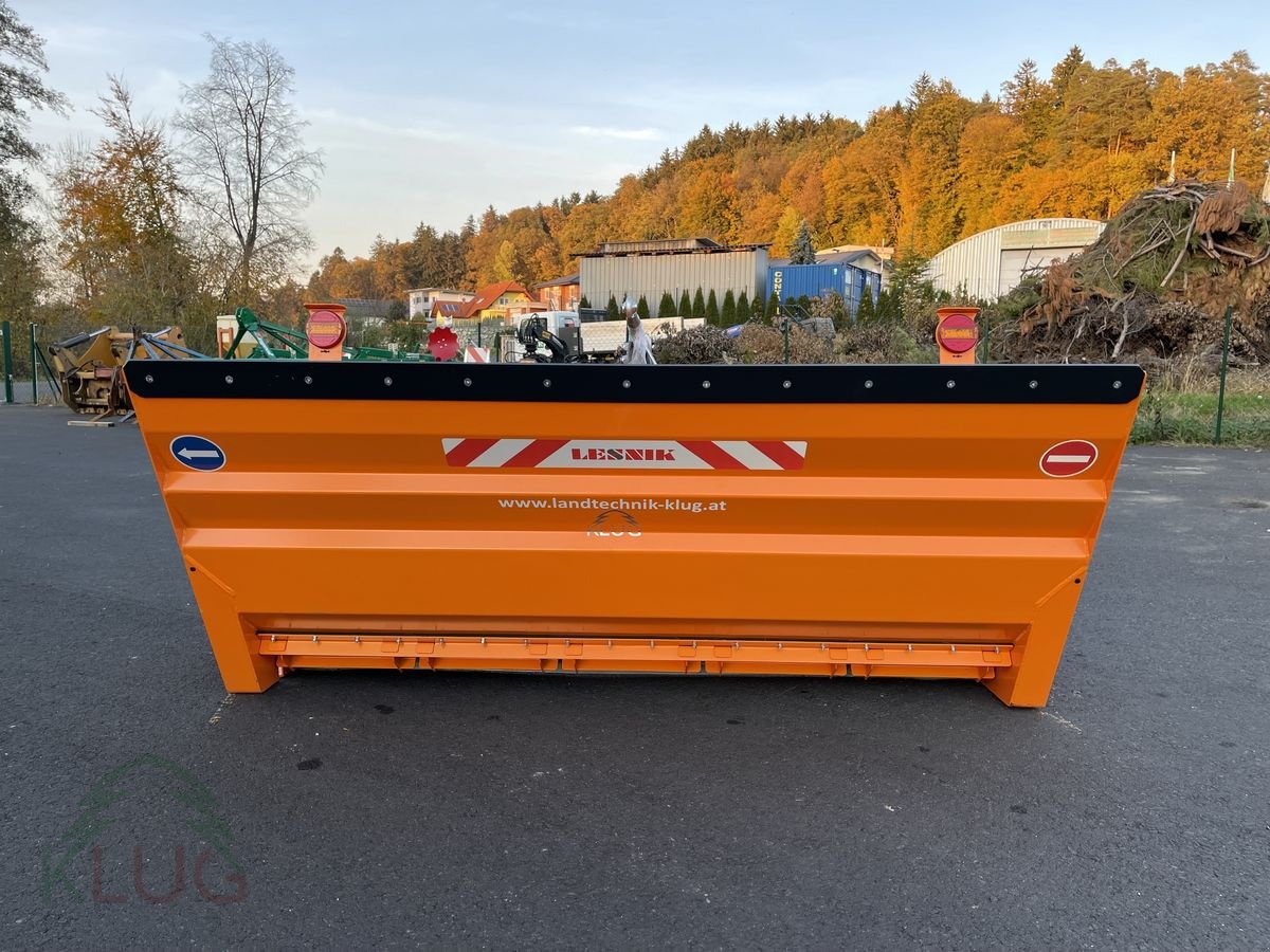 Sandstreuer & Salzstreuer of the type Lesnik PL23 Selbstlade Walzenstreuer, Neumaschine in Pirching am Traubenberg (Picture 2)