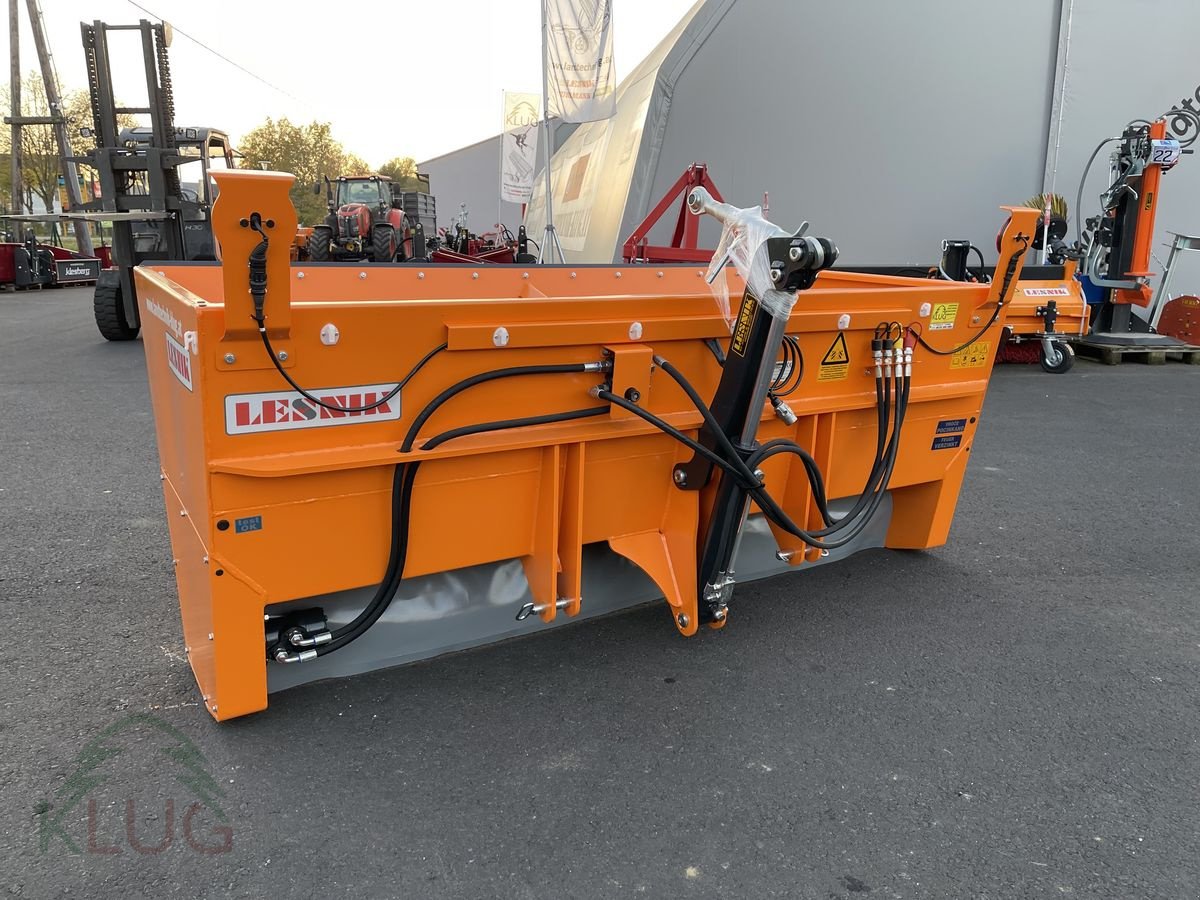 Sandstreuer & Salzstreuer of the type Lesnik PL23 Selbstlade Walzenstreuer, Neumaschine in Pirching am Traubenberg (Picture 8)