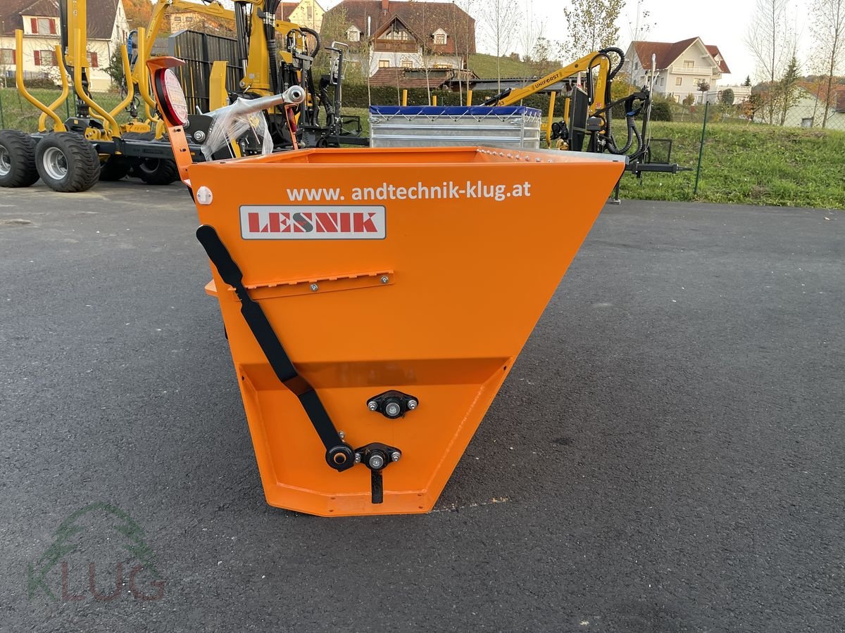Sandstreuer & Salzstreuer of the type Lesnik PL23 Selbstlade Walzenstreuer, Neumaschine in Pirching am Traubenberg (Picture 12)